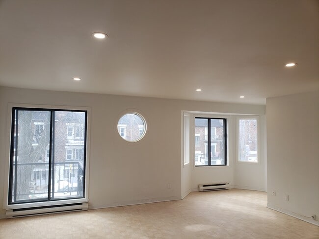 Building Photo - 4473 Av Jeanne-D'arc