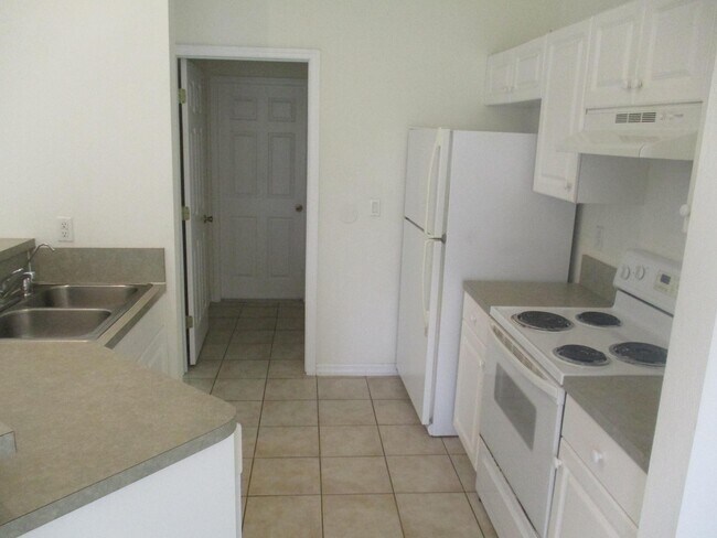 Foto del edificio - Coming soon  nice 3/2 with newer carpet