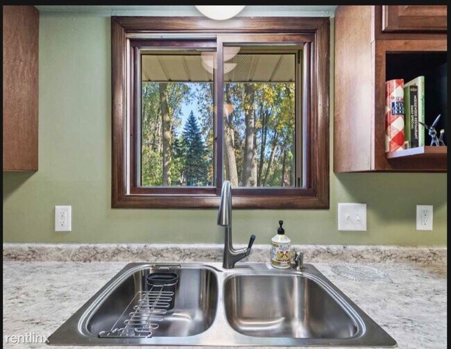 Building Photo - 3 br, 1 bath Townhome - 2323 Deer Trl