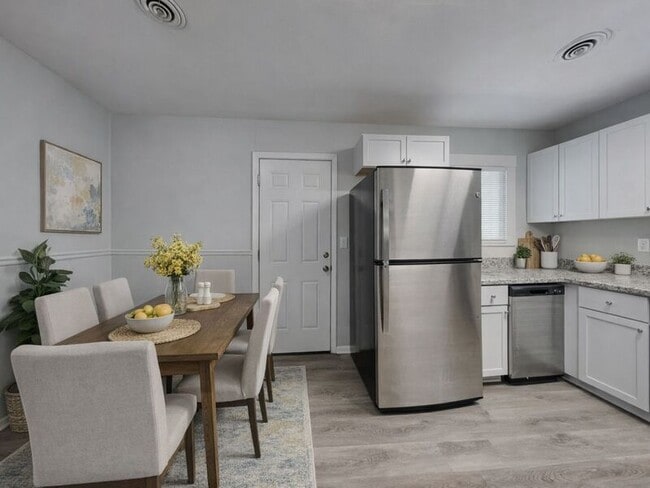 Building Photo - 6104 E 148th St