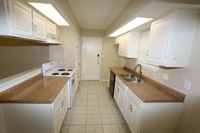 Building Photo - 6115 Birchmont Dr