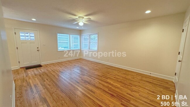 Building Photo - Remodeled 2 BD | 1 BA Duplex - First Edition Lake Oswego