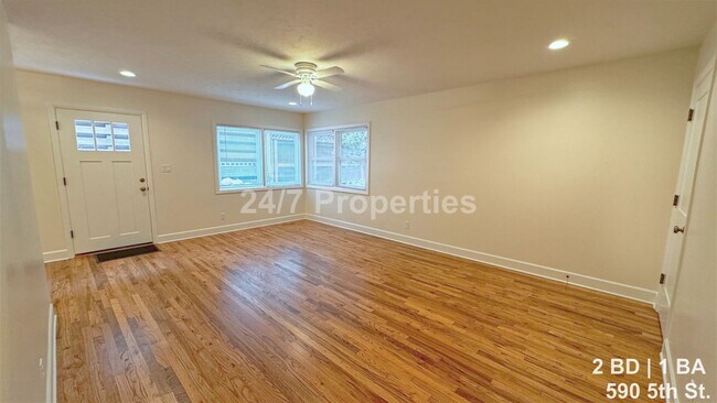 Foto del edificio - Remodeled 2 BD | 1 BA Duplex - First Edition Lake Oswego