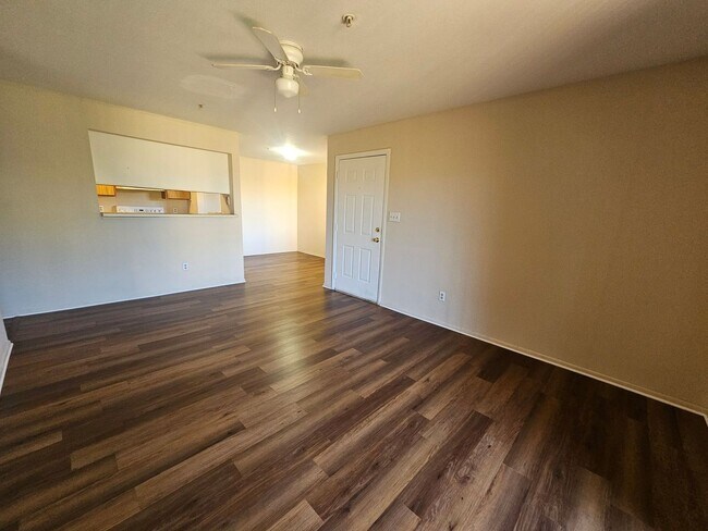 Building Photo - 1 Bedroom/ 1 Bath 3rd Floor Condo In Village Creek