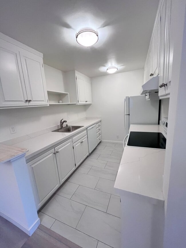 Building Photo - 170 Upper Via Casitas