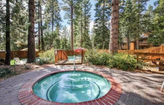 Shared hot tub & pool - 1300 Regency Way