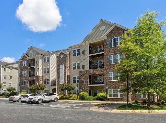 Building Photo - Stunning, Spacious 2 Bedroom Condo in Midl...
