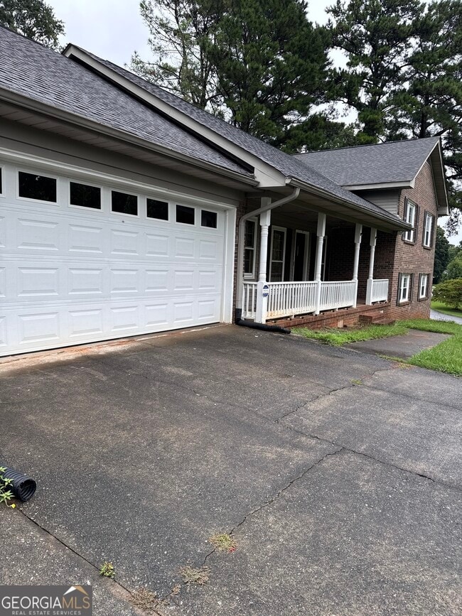 Building Photo - 532 Villa Dr SW
