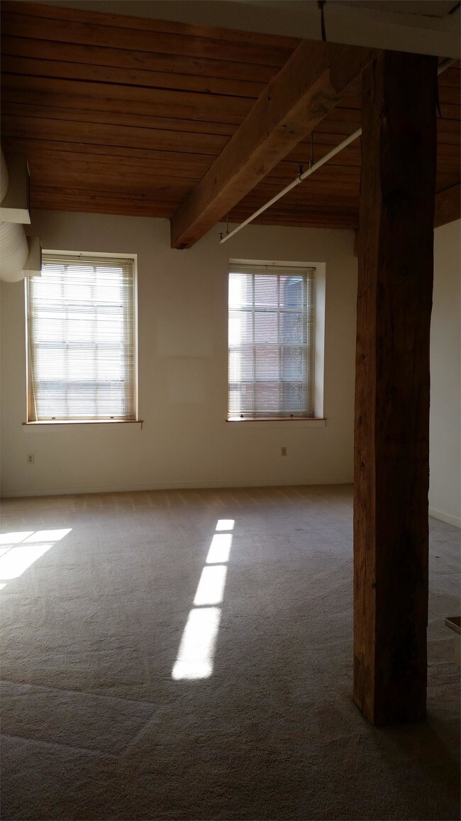 Building Photo - 201 N Chestnut St