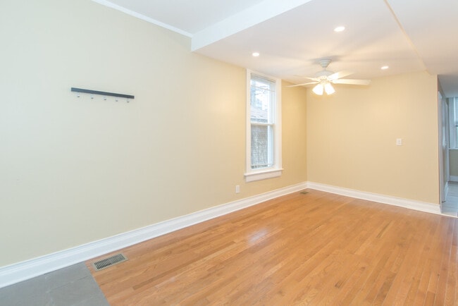 Building Photo - 3446 N Damen Ave