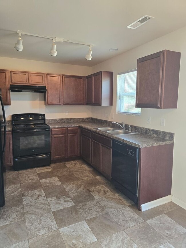 Building Photo - New Listing!
