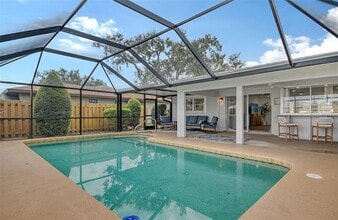 Building Photo - 6722 Roxbury Dr