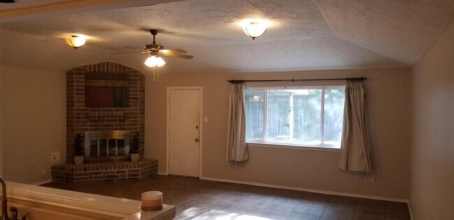 Building Photo - 2607 Gilliom Dr