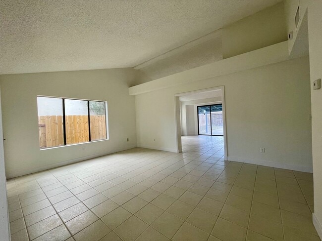 Building Photo - Cozy 3 Bedroom 2 Bathroom Home in El Cajon!
