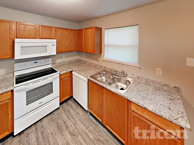 Foto del edificio - 1826 Blue Pine Ln