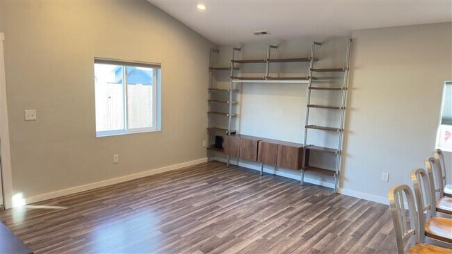 El soporte de entretenimiento integrado ofrece suficiente espacio para un televisor de 60" - 521 Perry St