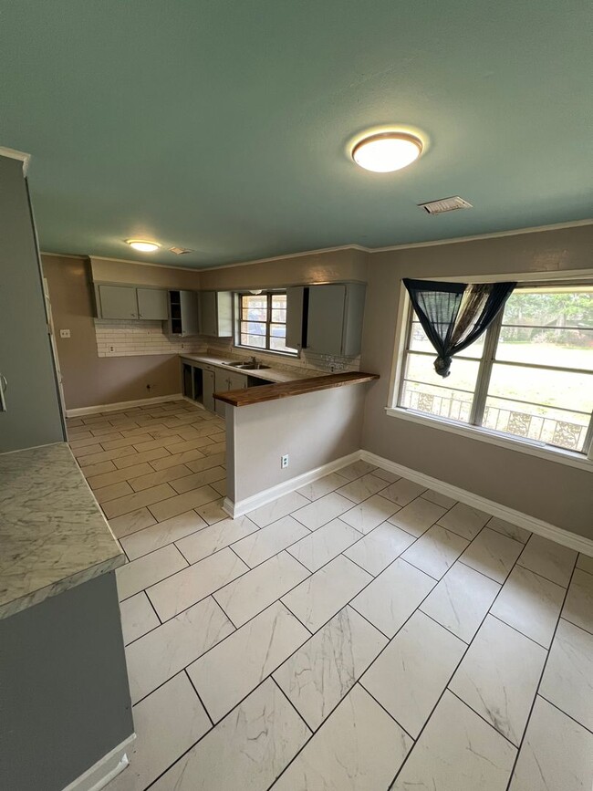 Foto del edificio - 1875 S Brookwood Dr