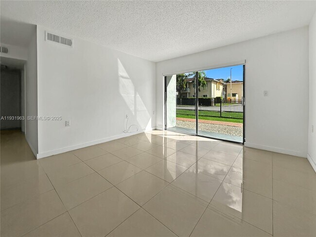 Foto del edificio - 7000 NW 179th St