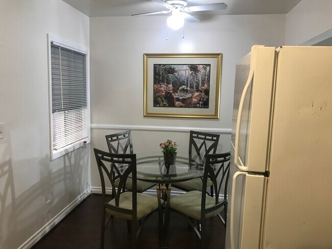 Foto del edificio - 15863 Victory Blvd