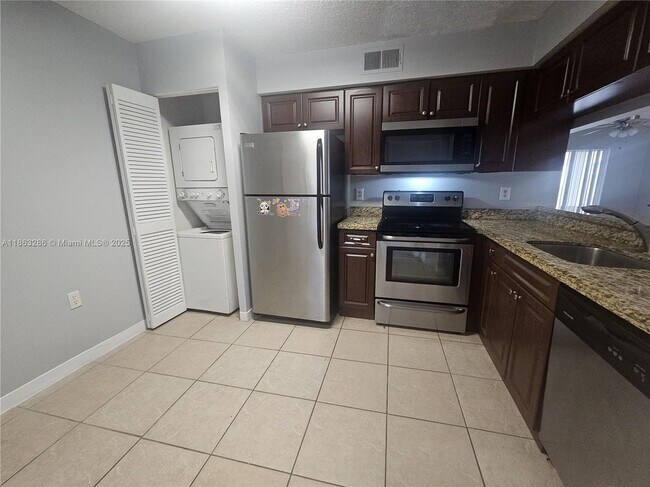 Foto del edificio - 8106 Glenmoor Dr