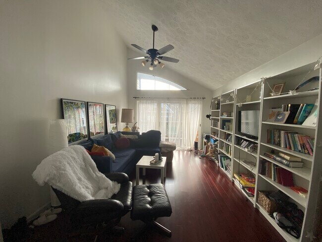 Foto del edificio - 1236 S College Mall Rd