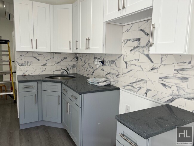 Foto del edificio - FRESHLY RENOVATED   BEAUTIFUL &  LARGE 3 B...