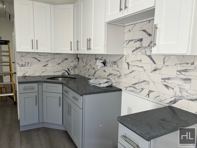 Building Photo - FRESHLY RENOVATED   BEAUTIFUL &  LARGE 3 B...