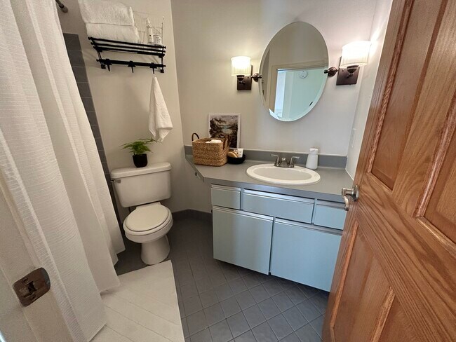 Full bath with bathtub/shower. - 165 Western Ave N