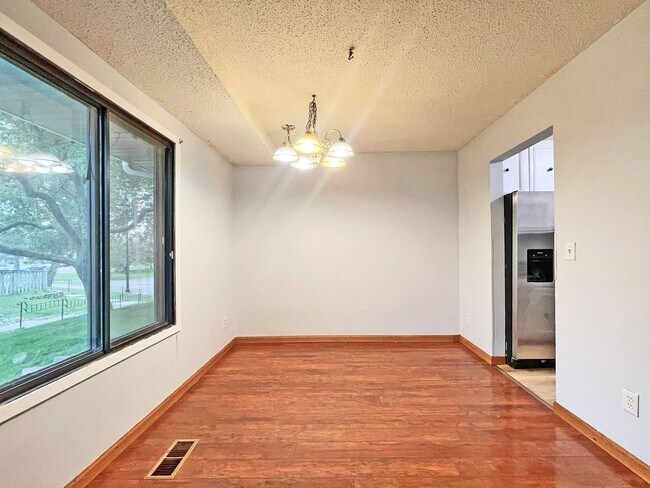 Foto del edificio - Spacious End-Unit Townhome with Fireplace, Family Room, 2-car Garage, Community Pool & Playground...
