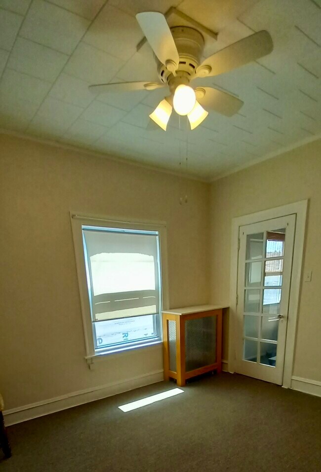 Dormitorio delantero (con acceso a un porche cerrado) - 6734 N Oxford Ave