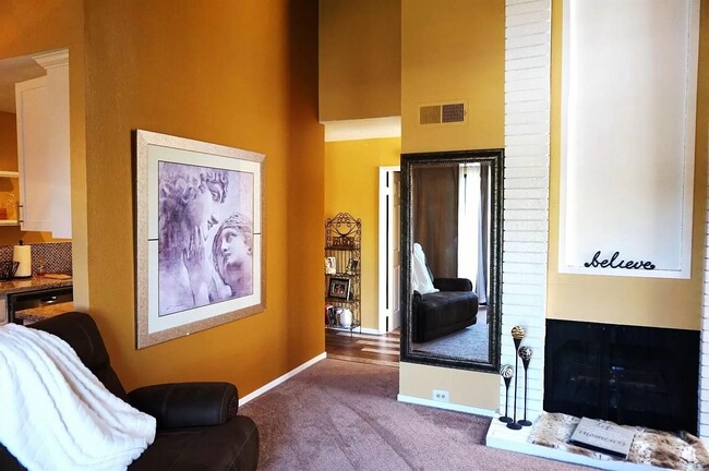 Family Room - 888 Woodside Ln E