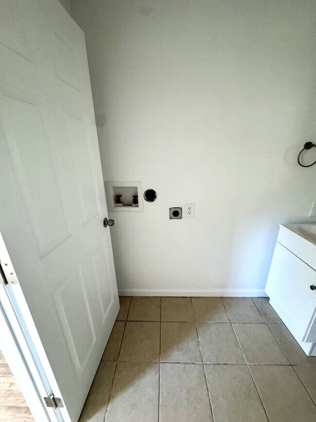 Foto del edificio - 3934 Hill Rd