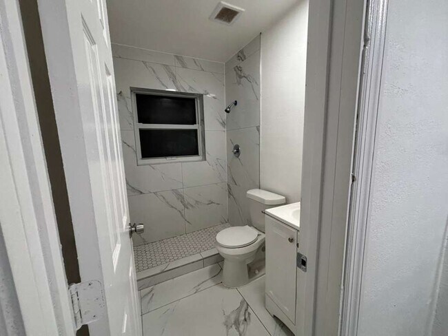 Building Photo - 431 N East Ave