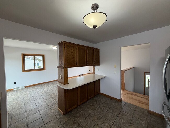 Foto del edificio - 5 Bed 2 Bath Single Family Home in Marshfield