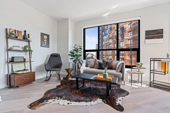 Foto del edificio - 720 N Milwaukee Ave