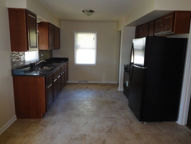 Building Photo - 16 E 158th Pl