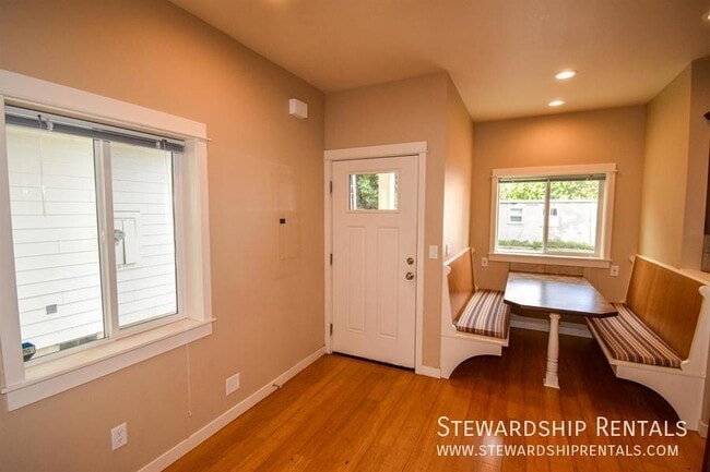 Building Photo - Quack Alley!-5 bed, 6 1/2 bath, with bonus...