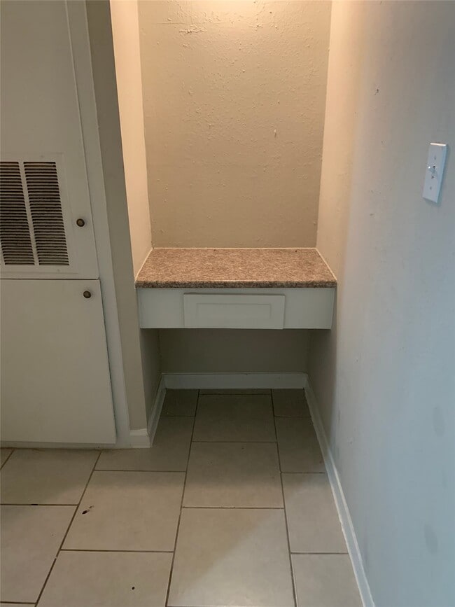 Building Photo - 6519 Sloan St