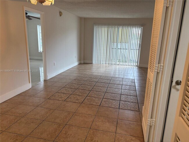 Building Photo - 4164 Inverrary Dr