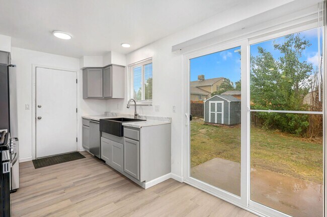 Foto del edificio - Beautifully updated tri-level home ready for move-in