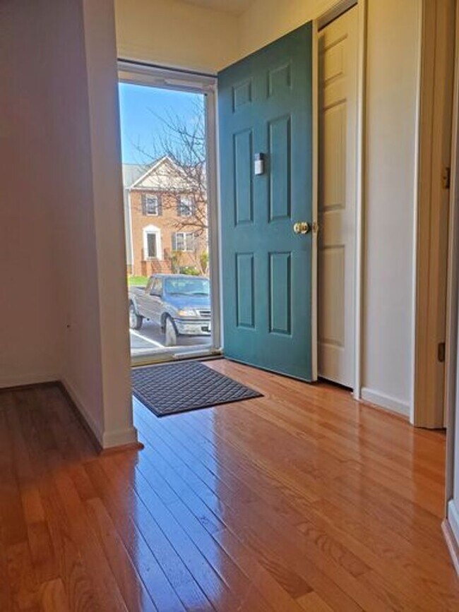 Building Photo - Exceptional Townhome in Taylor Spring Subd...