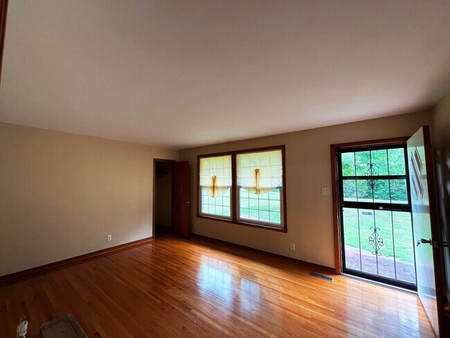 Building Photo - Great Home In the Country!