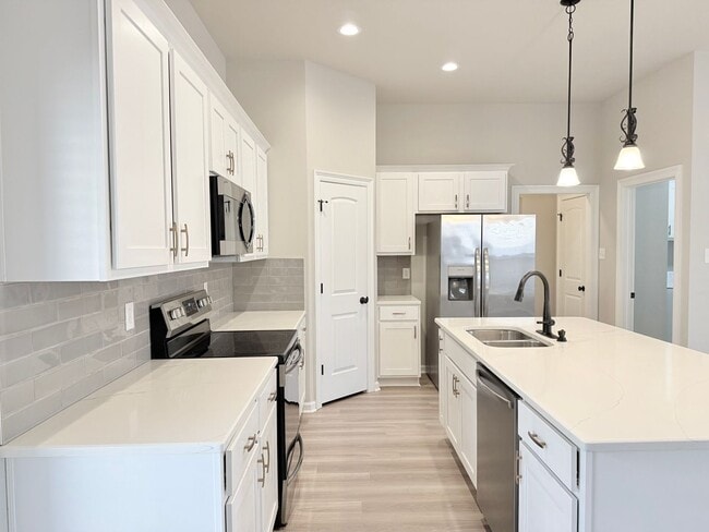 Building Photo - Spacious 4-Bedroom Home - Southern Palms