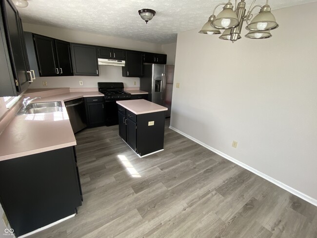 Building Photo - 5048 Shadow Pointe Dr