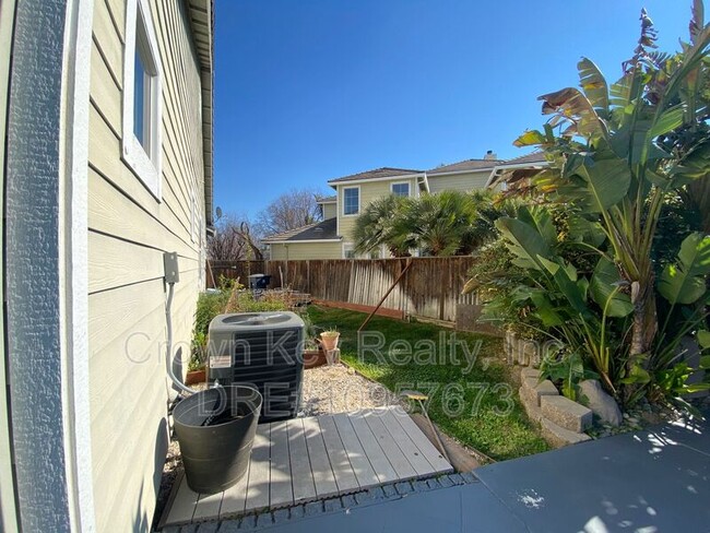 Building Photo - 954 Bear Ct
