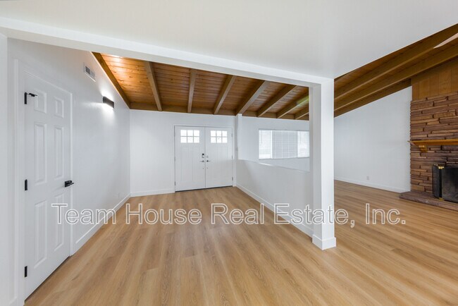 Foto del edificio - 27220 Seco Canyon Rd