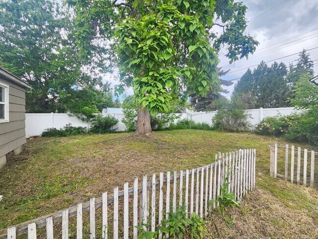 Foto del edificio - $1,895 - 3 Bed / 1 Bath Vintage Bungalow In North Spokane