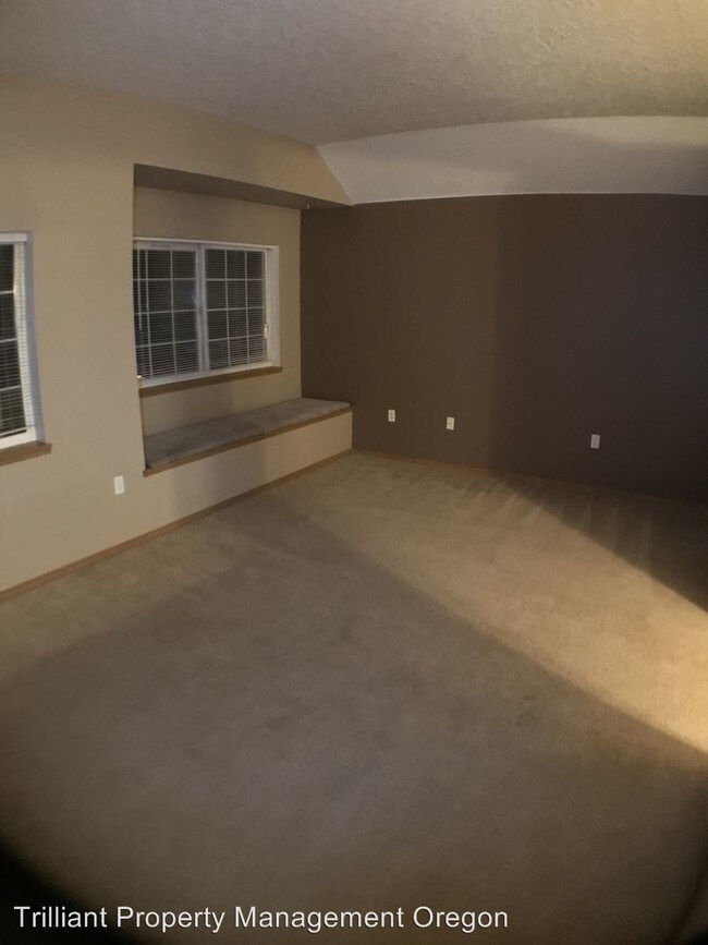 Building Photo - 5245-5247 Springcrest Dr S