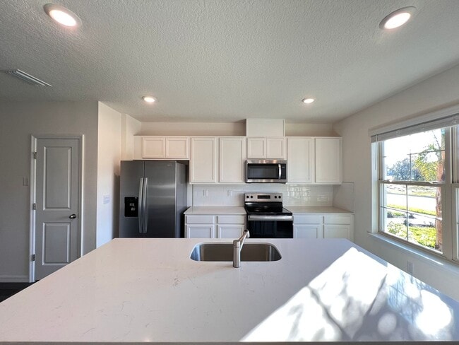 Building Photo - Perfect townhouse -  available now!