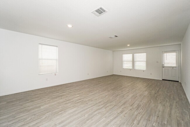 Foto del edificio - 5915 Sunset Song Ln